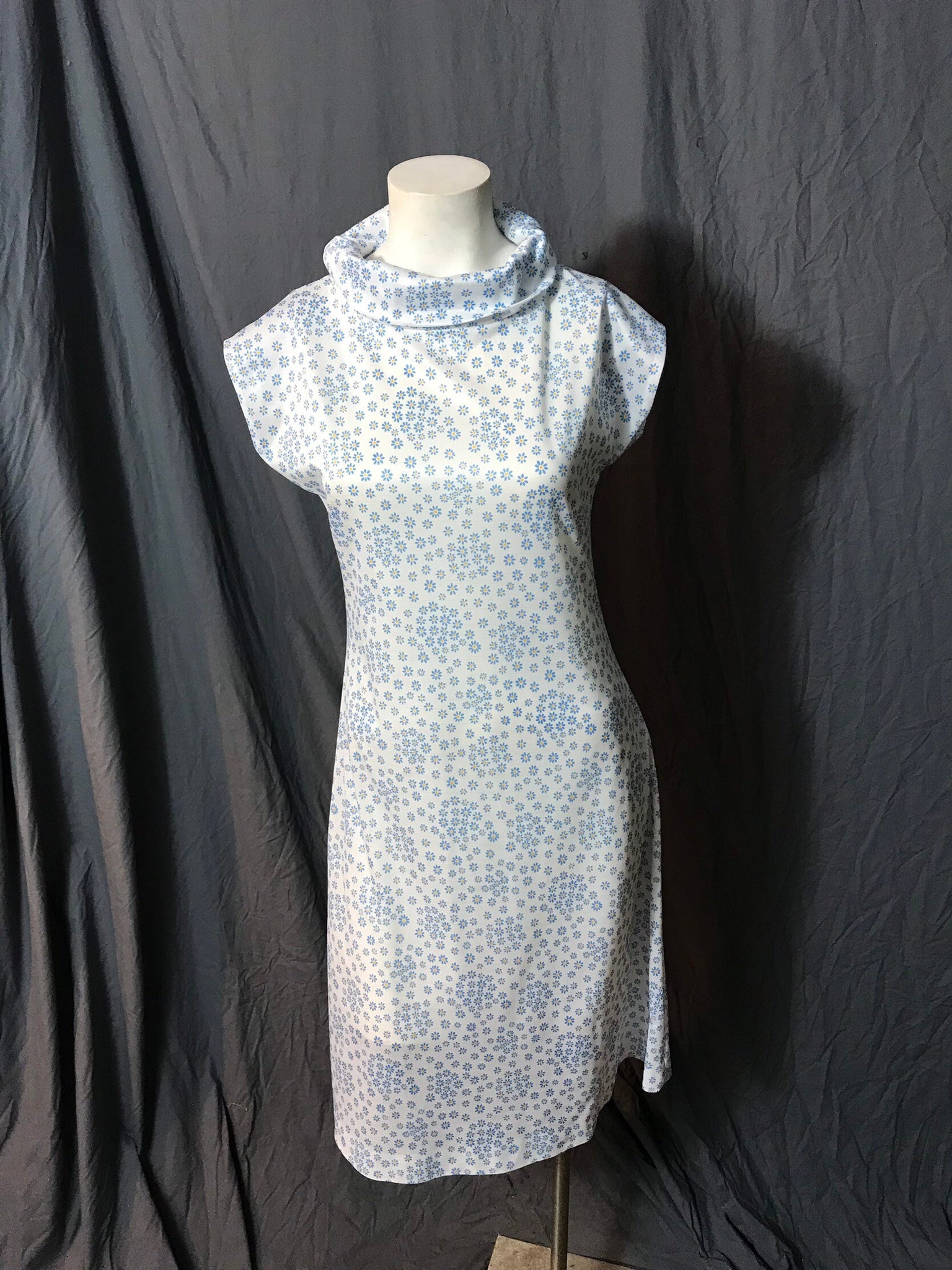Vintage 1970’s blue flower fitted dress M