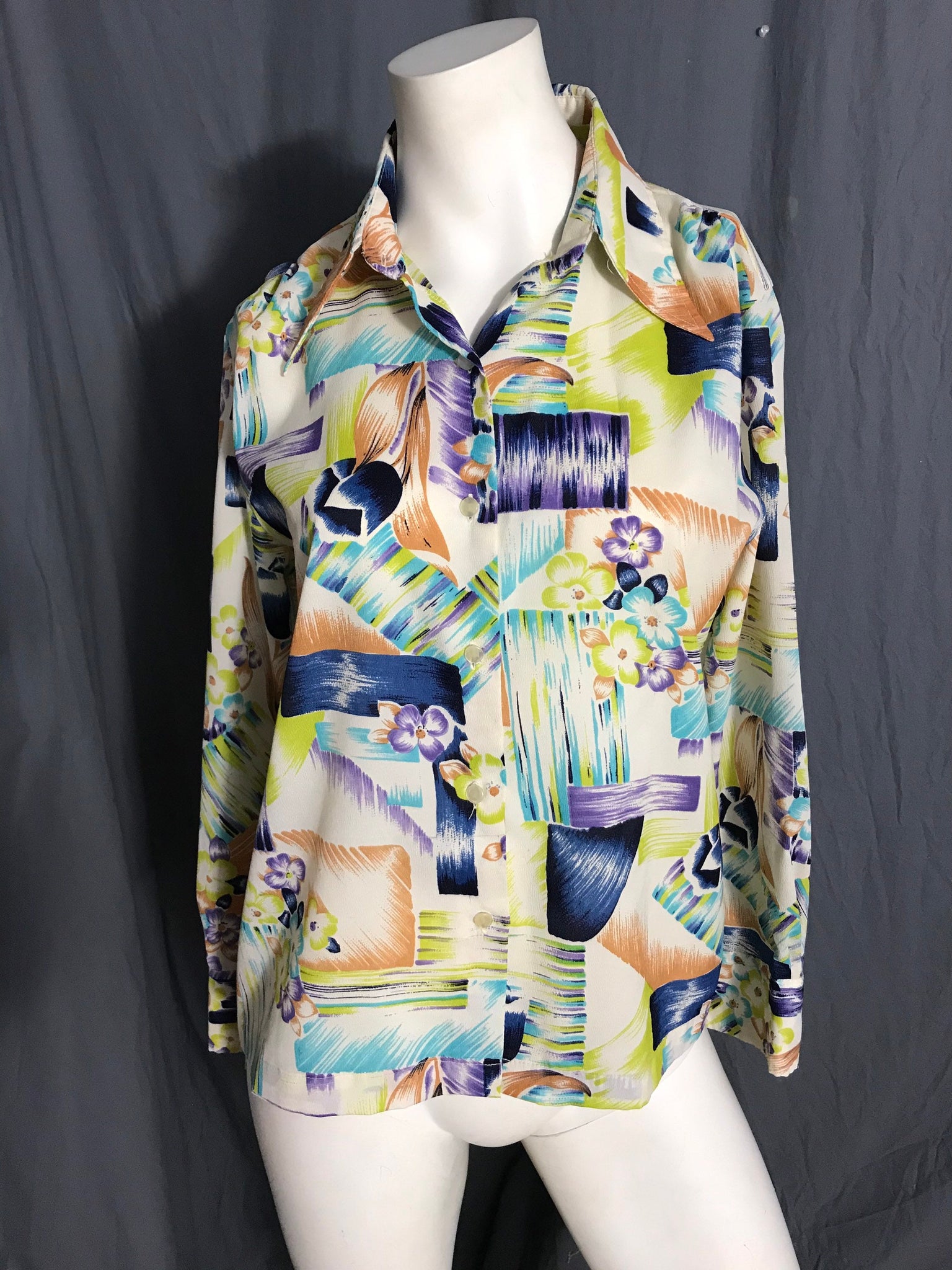 Vintage 1970’s women’s butterfly collar shirt L