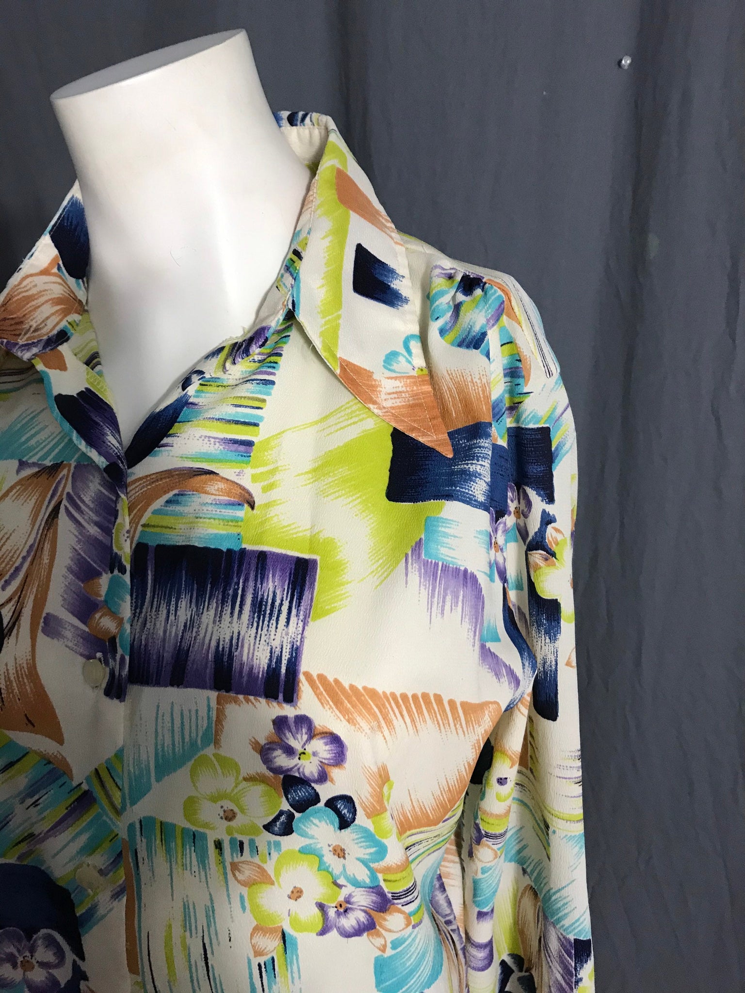 Vintage 1970’s women’s butterfly collar shirt L