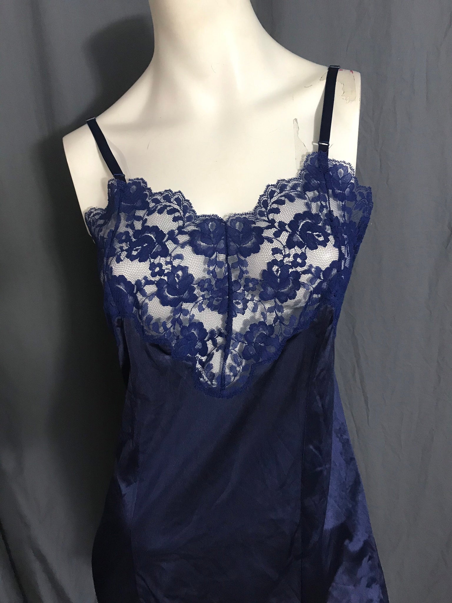 Vintage navy blue La Tendress full slip 32 lingerie M