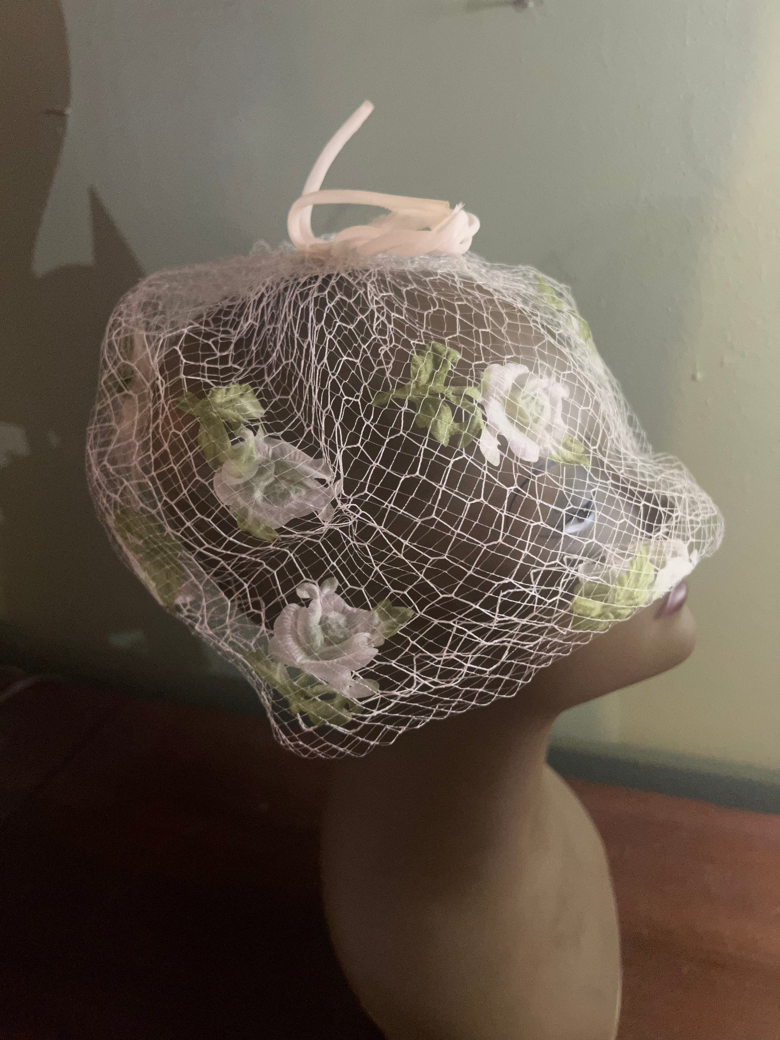 Vintage 60's net hat with flowers white