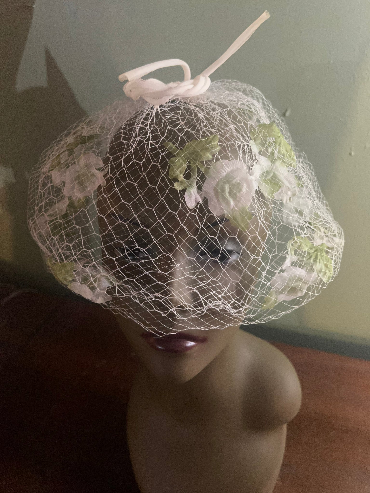 Vintage 60's net hat with flowers white