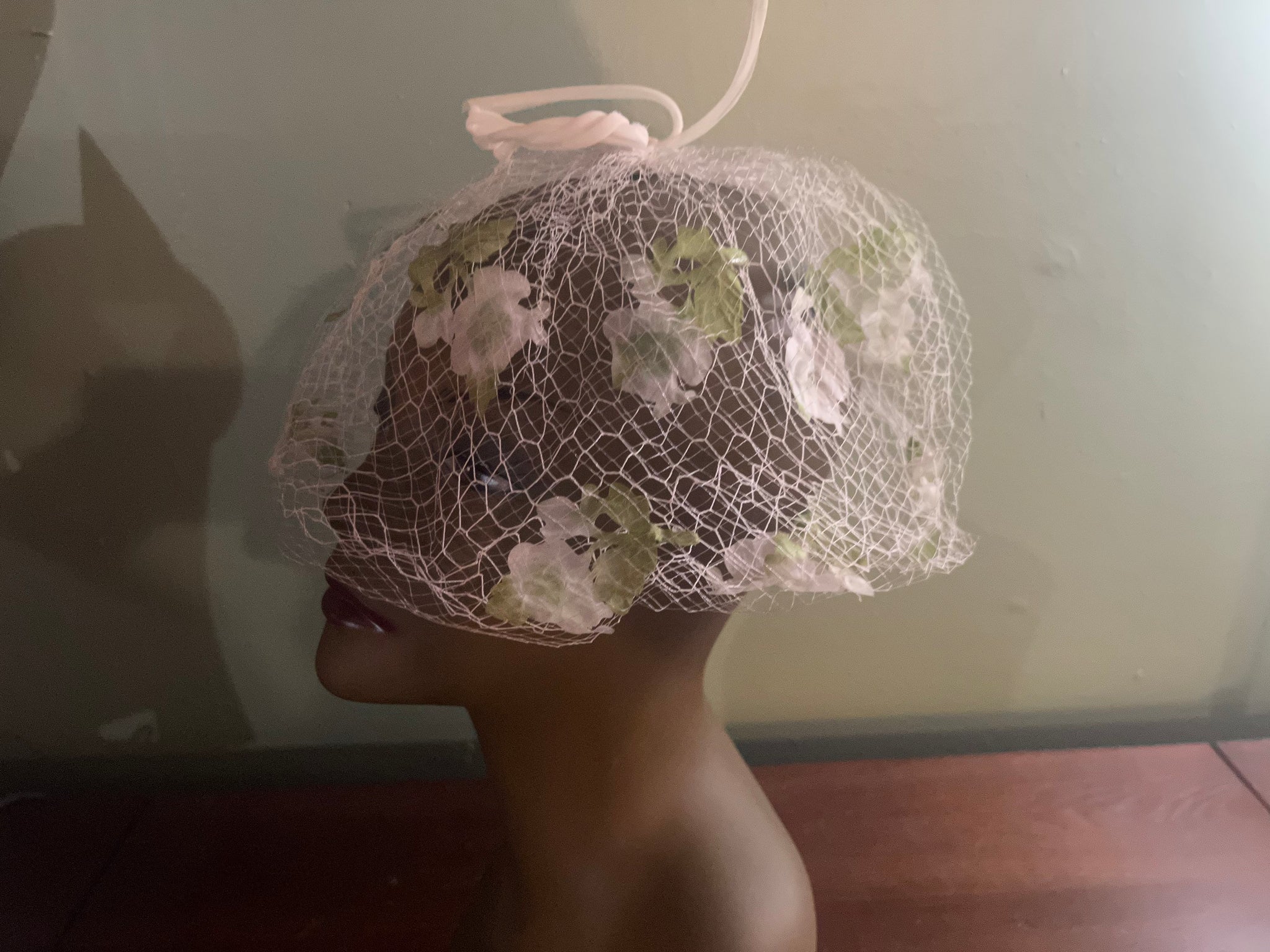 Vintage 60's net hat with flowers white