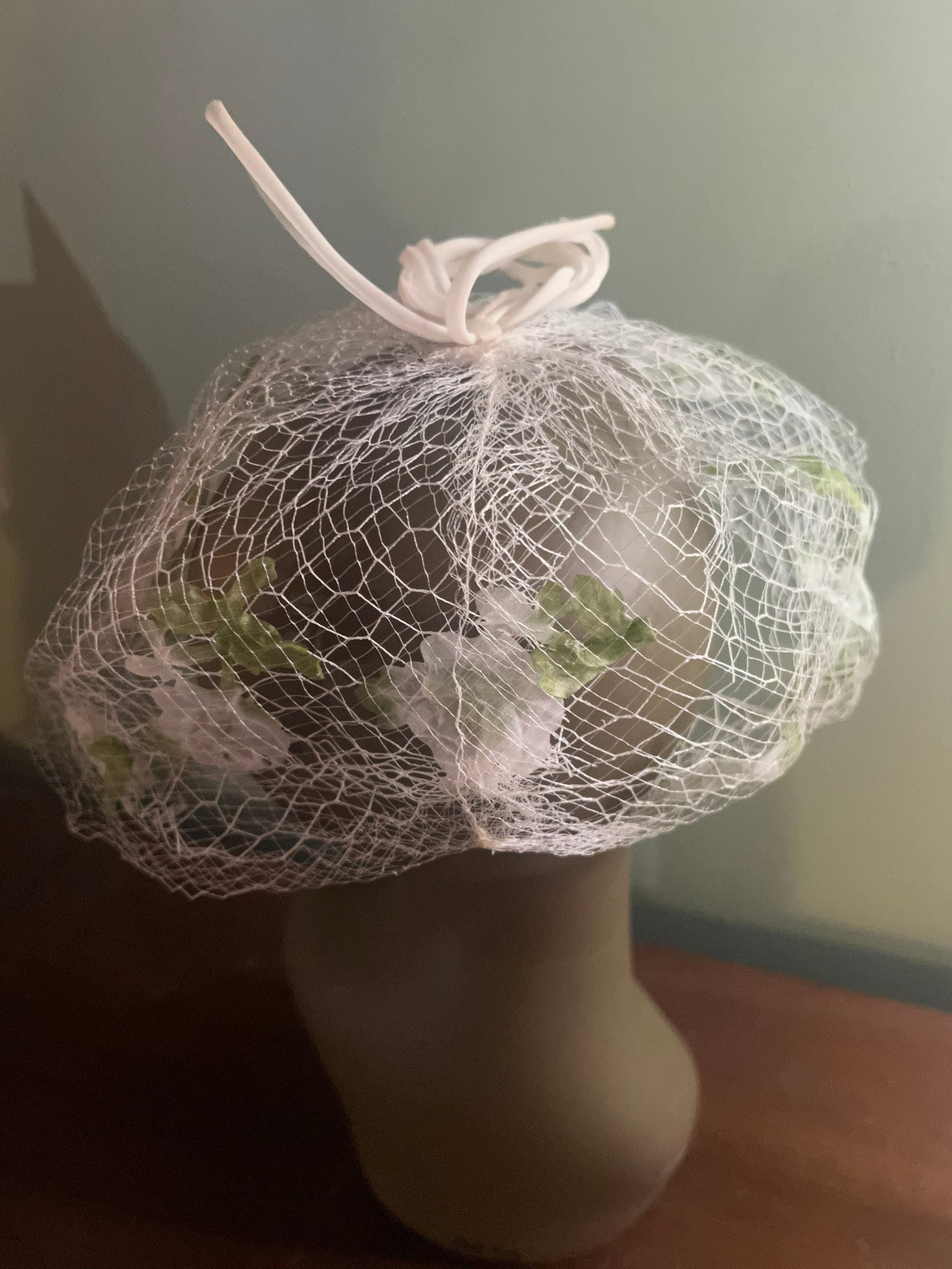 Vintage 60's net hat with flowers white