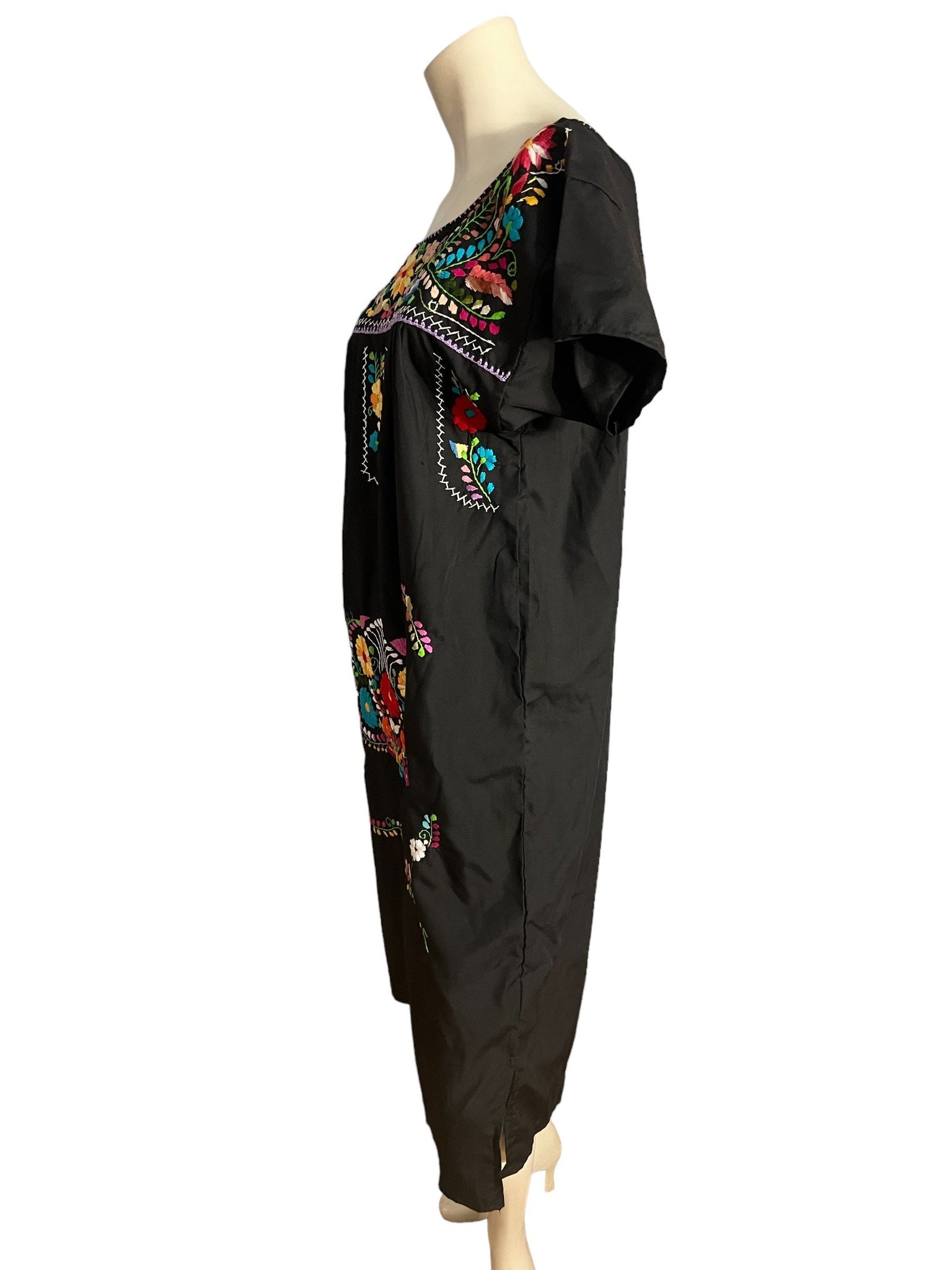 Vintage black embroidered Mexican dress M L