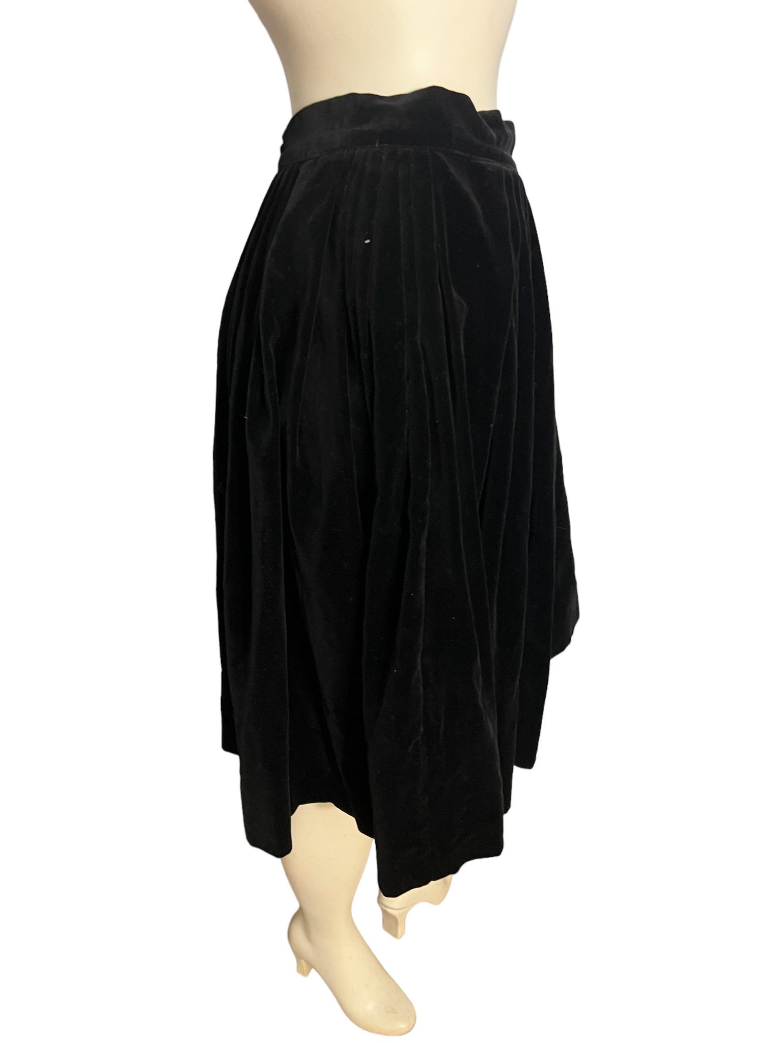 Vintage 50’s black velvet full circle skirt 28 M