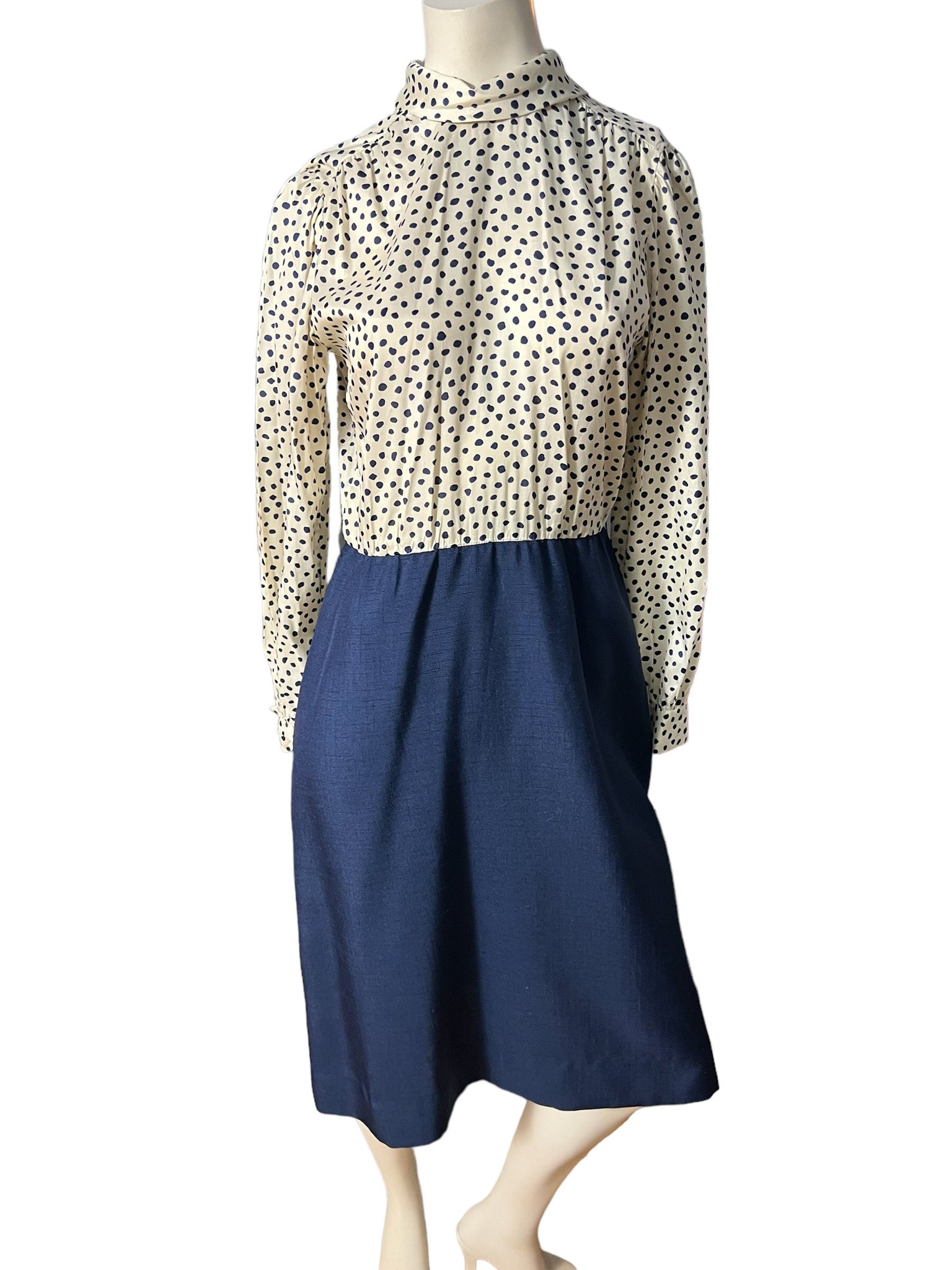 Vintage 70's blue and white polka dot M