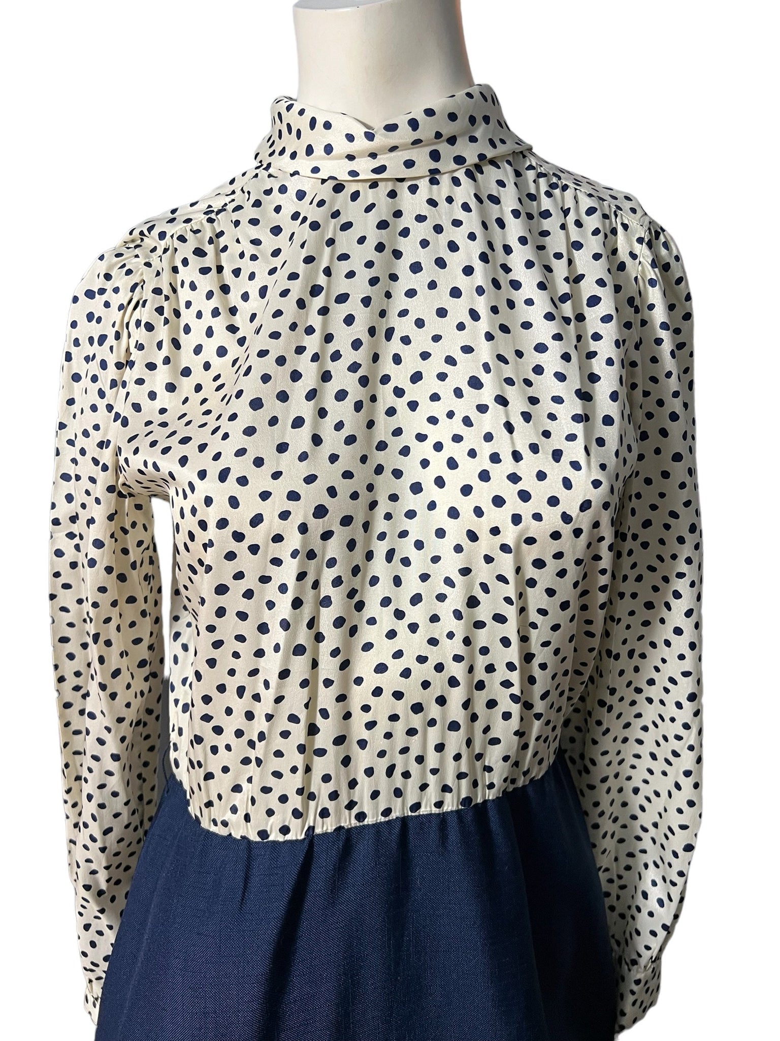 Vintage 70's blue and white polka dot M