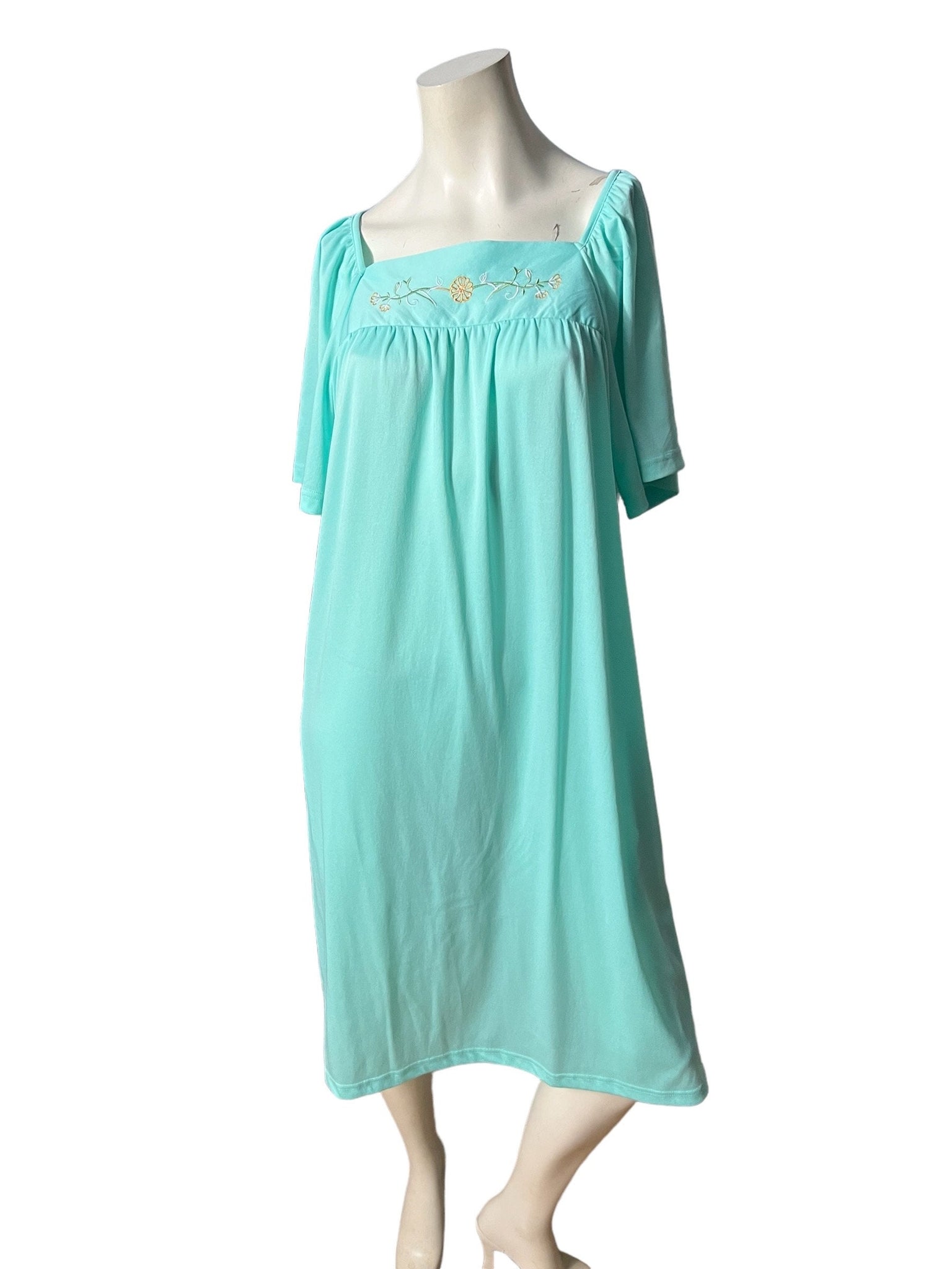 Vintage sea green nightgown L Anthony Richards