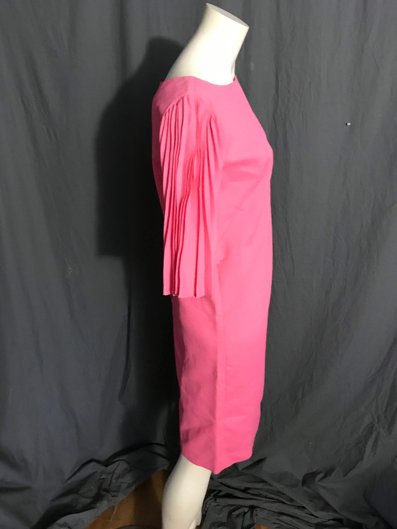 Vintage 1960’s pink angel sleeve dress M L