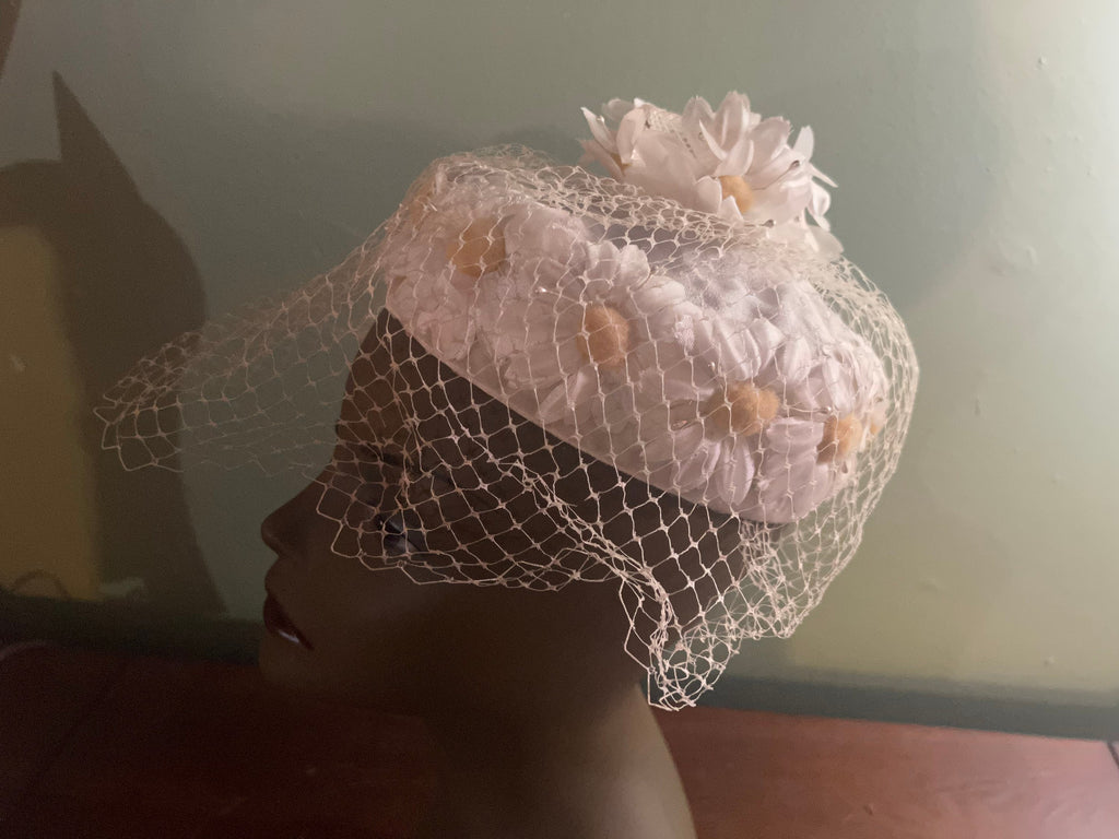 Vintage 60's daisy pillbox hat with net