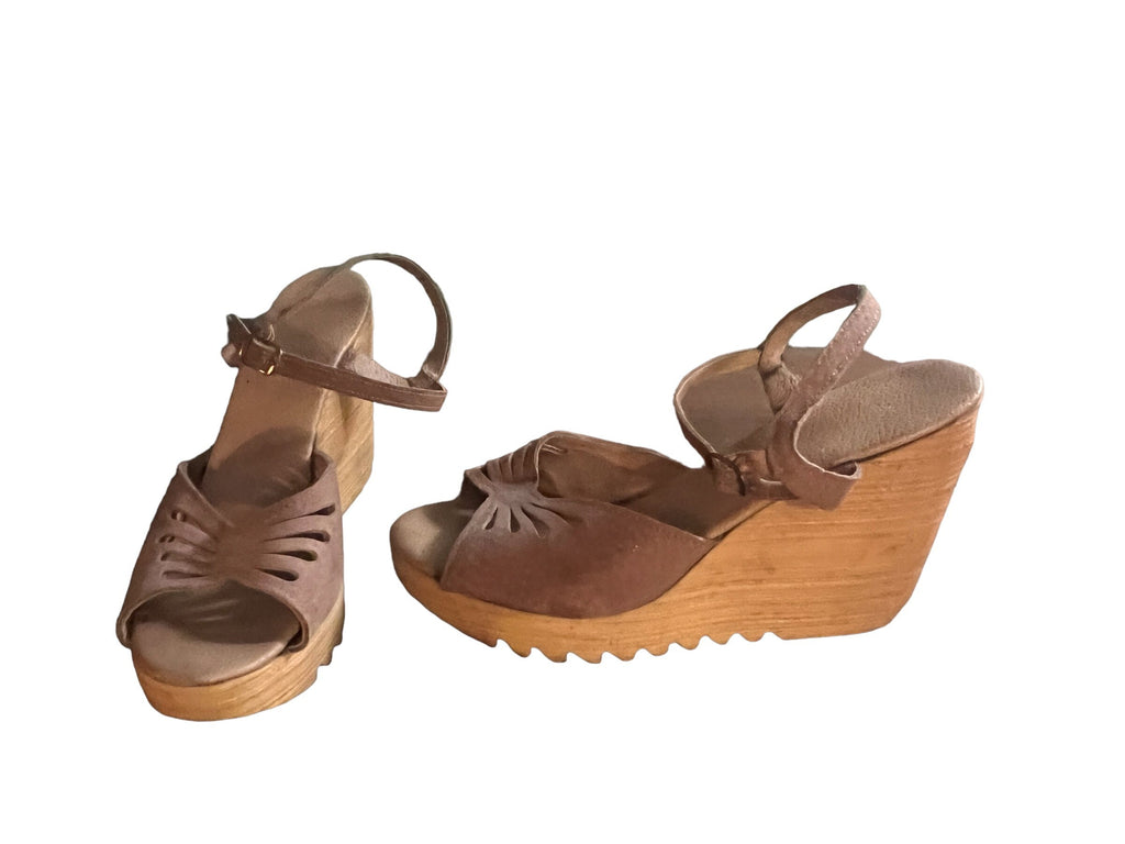 Vintage 70's tan platform shoes 6