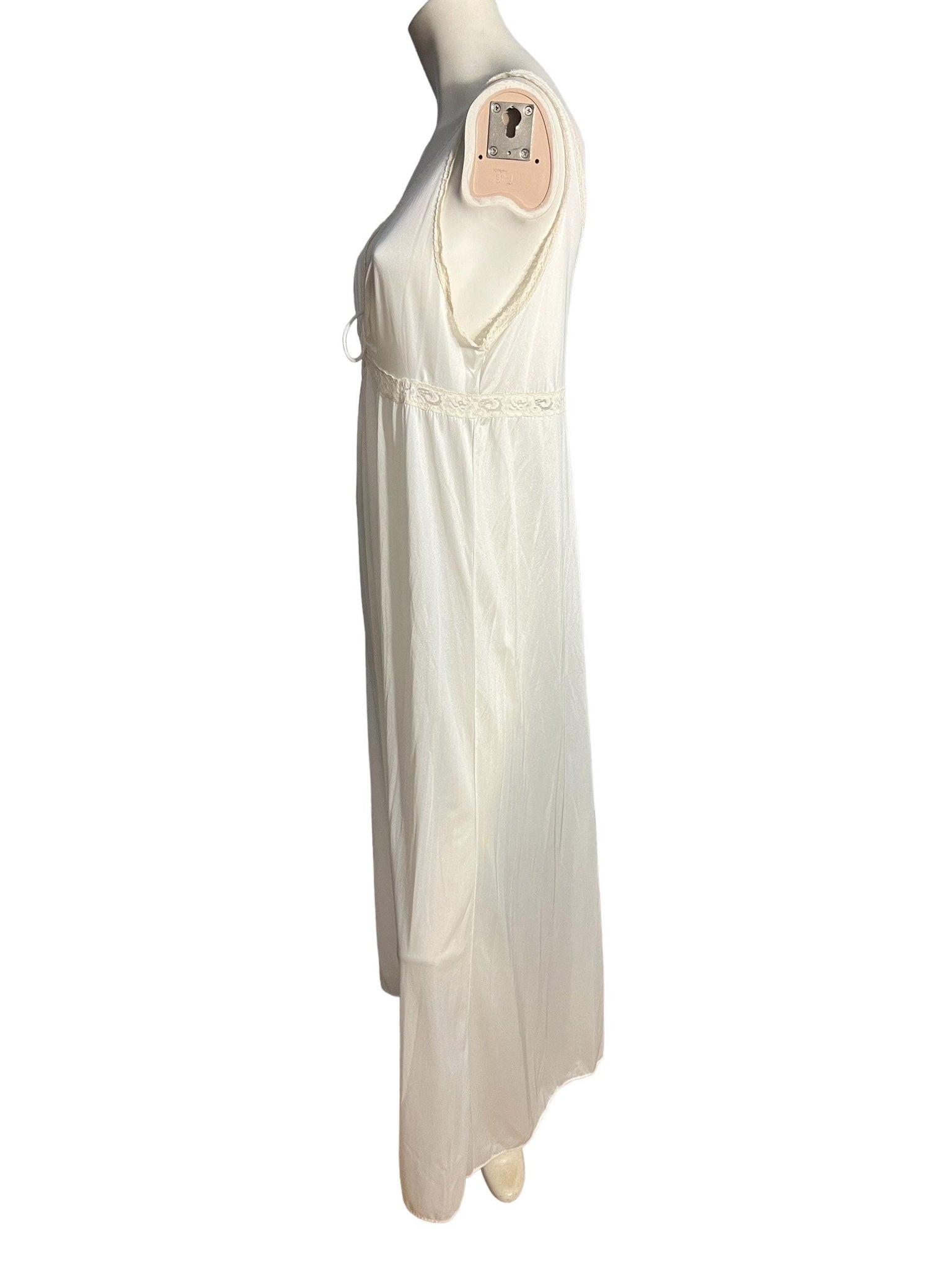 Vintage 70's white keyhole nightgown M Val Mode