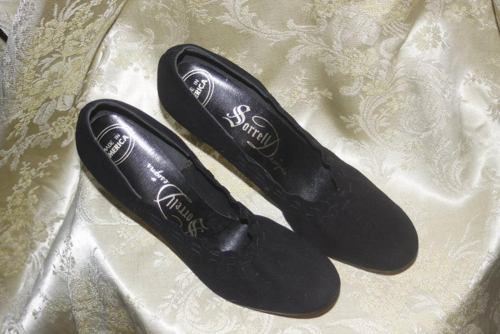 Vintage 1940's 1950's black velvet Sorrell Designs heels shoes 7 1/2 AA
